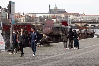 Lidé venku stále častěji odkládají roušky - Novinky